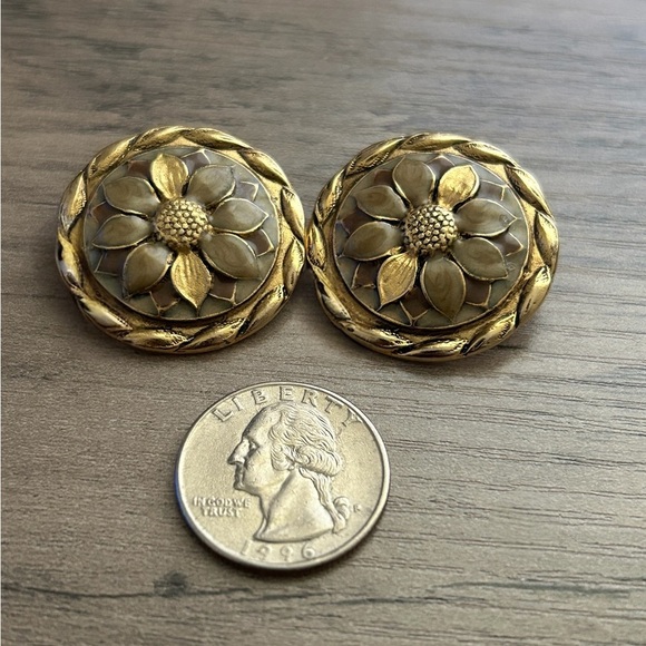 Vintage Doncaster Gold Floral Clip On Earrings! - Picture 2 of 4